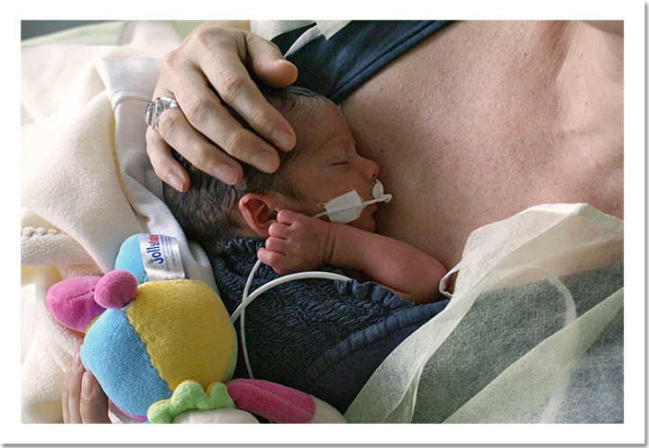 DSC03060.jpg - Le petit calin en peau à peau quotidien avec sa belle maman qui a une belle bague. "Mais, elle est magnifique ! Qui vous a offert ça madame ?". Les plus attentifs d'entre-vous remarqueront sans doute également le cul d'un clown dans cette photo.