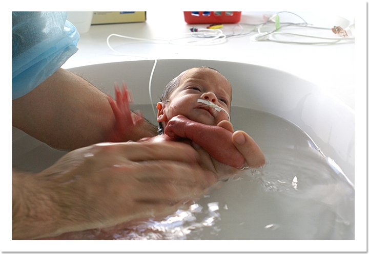 DSC03345.jpg - On rince. En faisant attention de ne pas remplir la sonde gastrique avec l'eau du bain :-)