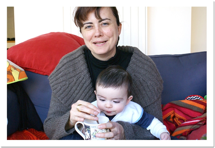 DSC05513.jpg - Y a quoi dans la tasse de maman ?